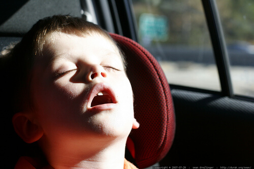 Kind schnarcht im Auto