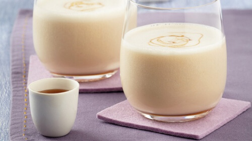 Hafer-Bananen-Honig-Shakes im Glas