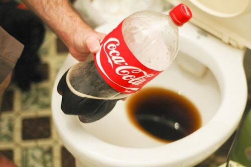 13 Verwendungsmöglichkeiten von Coca Cola – Was trinkst du da eigentlich? 13 Verwendungsmöglichkeiten von Coca Cola – Was trinkst du da eigentlich?