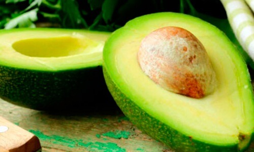 Avocado enthält gesundes Fett und hilft beim Abnehmen am Bauch