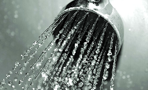 Heiße Dusche, um die Haut aufzuweichen