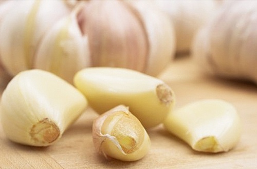 Knoblauch Zwiebel Saft gegen dunkle Hautflecken