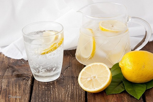 Wenn dem Körper Wasser fehlt, solltest du darauf achten, genug zu trinken