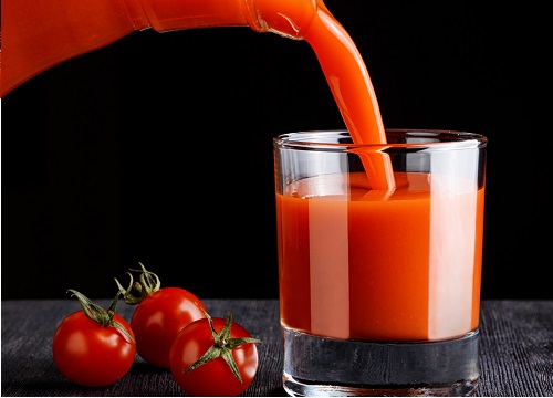 Frischer Tomatensaft am Morgen