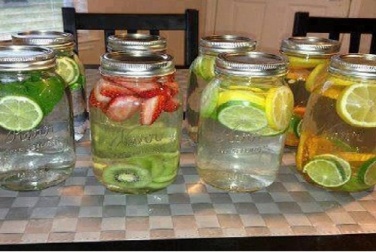 8 Ideen für gesundes Vitaminwasser