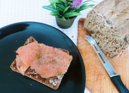 Vollkornbrötchen mit Lachs