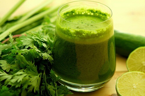 Grüner Smoothie mit Petersilie