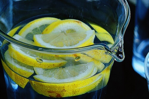 Entgiftungskur mit Grüntee und Zitrone
