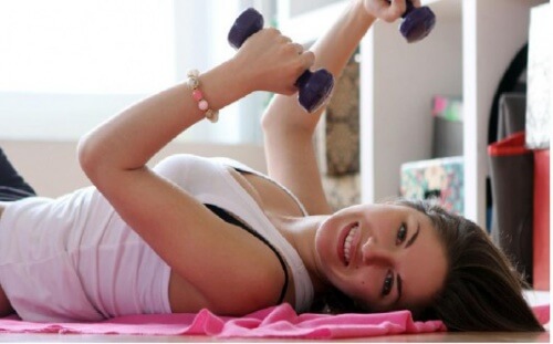 Frau macht Fitness zu Hause