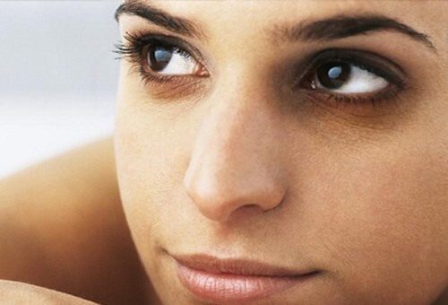 Kosmetikfehler verstärken Augenringe
