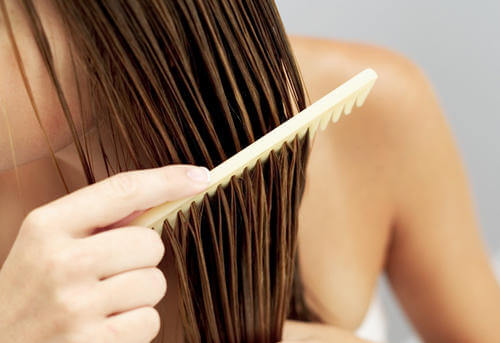 Frau kämmt Haare