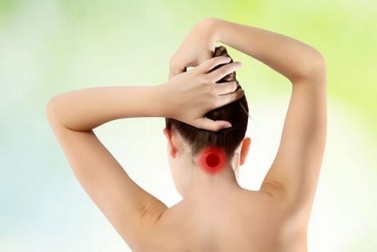 Akupunktur: der Feng Fu Punkt gegen Kopfschmerz