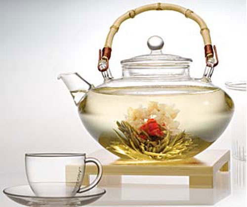 Weißer Tee in Teekanne mit Teeblüten