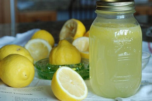 Getränk mit Zitrone zur Fettverdauung