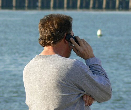 Mann beantwortet Anruf