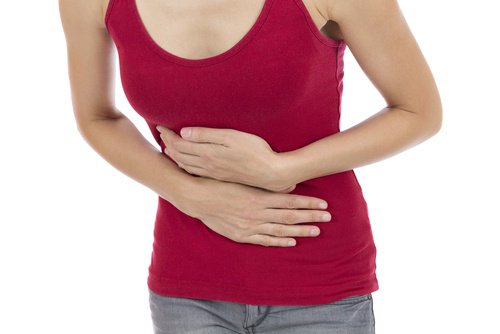 Frau mit Beschwerden braucht Heilmittel gegen Magengeschwüre
