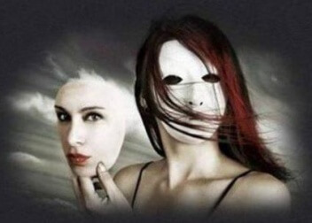 Frau nimmt Maske ab