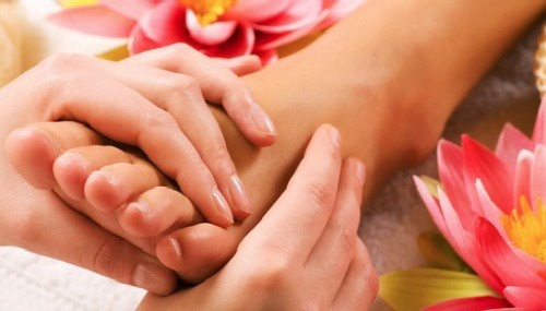 Fußmassage vor dem Schlafengehen