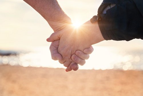 Partner in einer glücklichen Beziehung: 10 Angewohnheiten