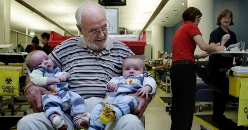 Der Mann, der mit seinem Blut Millionen Babys rettet Der Mann, der mit seinem Blut Millionen Babys rettet
