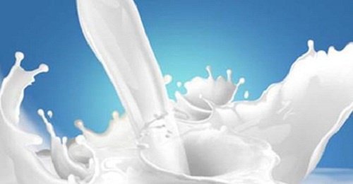 Milch fließt spritzend