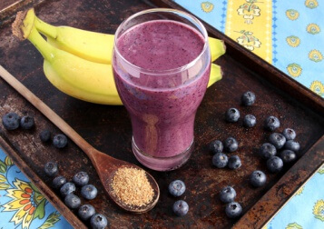 Heidelbeer-Shake und Bananen