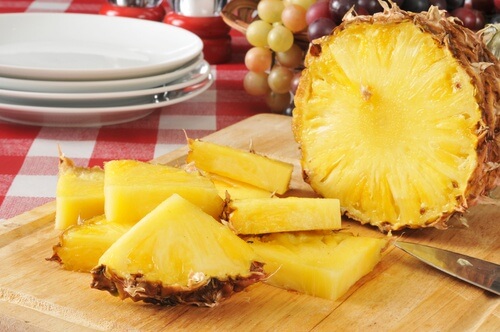 Ananas ist ein gutes Hausmittel gegen geschwollene Füße