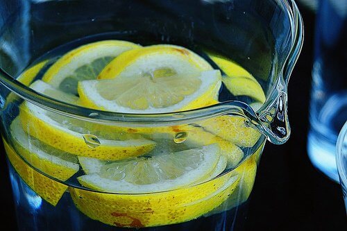 Zitronenwasser im Krug