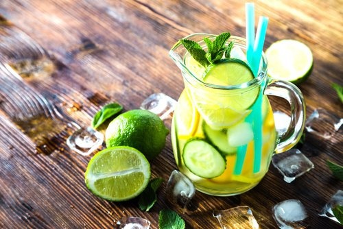 Detox-Wasser-für-einen-flachen-Bauch