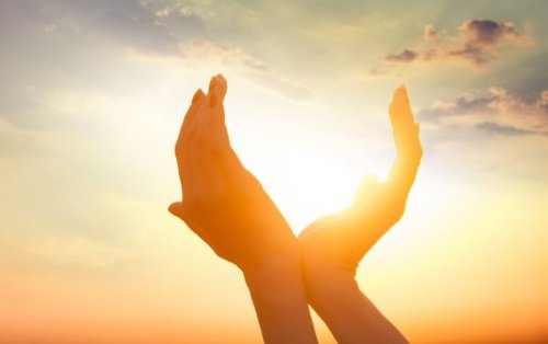 Hände umgreifen die Sonne
