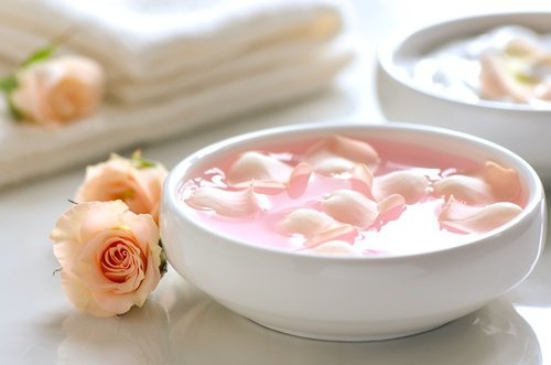 Naturjoghurt und Rosenwasser gegen Krähenfüße
