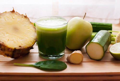 Saft aus Ananas, Gurke, Sellerie, Ingwer und Zitrone gegen überschüssige Pfunde