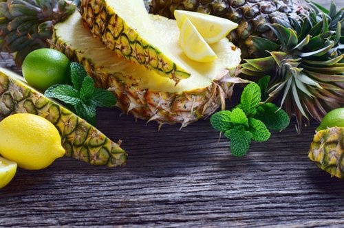 Saft aus Ananas, Gurke, Sellerie, Ingwer und Zitrone gegen überschüssige Pfunde