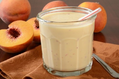 Smoothie-mit-Joghurt-und-Pfirsich-500x334