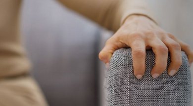 Steife Hand als Ausdruck für Angststörung