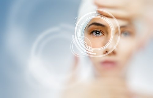 Auge mit bionischer Linse