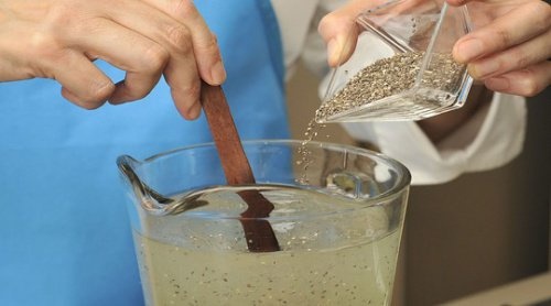 Chiawasser mit Zitrone zum Abnehmen