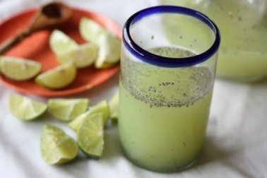 Chiawasser mit Zitrone zum Abnehmen