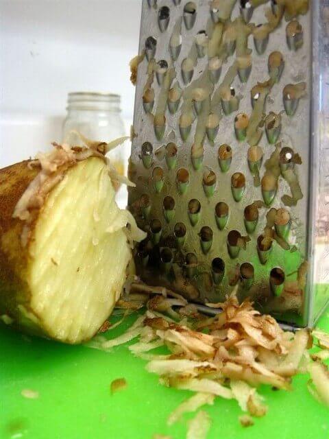 Reinigung der Küchenreibe