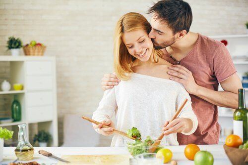 glückliche Paare kochen zusammen