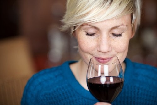 Frau riecht Rotwein