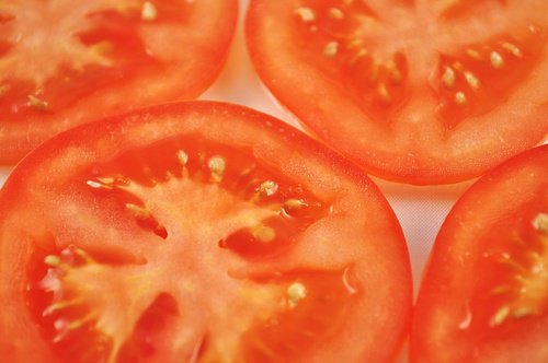 Grüne und rote Tomaten gegen Krampfadern