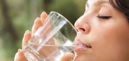 Wasser trinken für die Leber