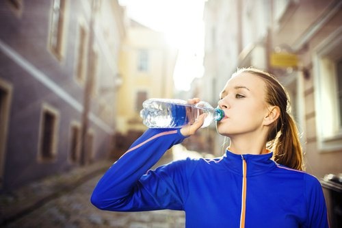 Wasser gegen schwarze Punkte