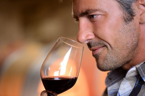 Mann riecht Rotwein