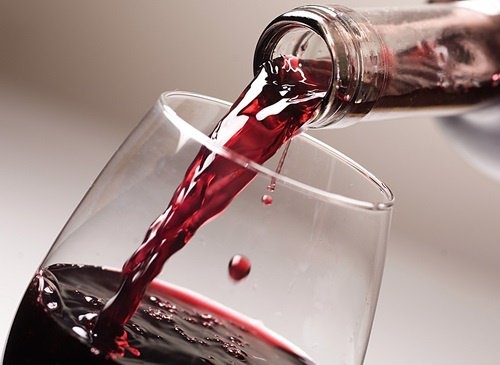 Rotwein wird eingegossen