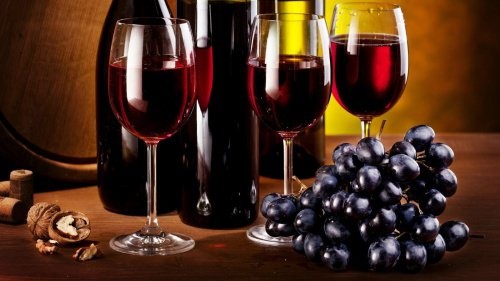 Weine in Gläsern und Flaschen