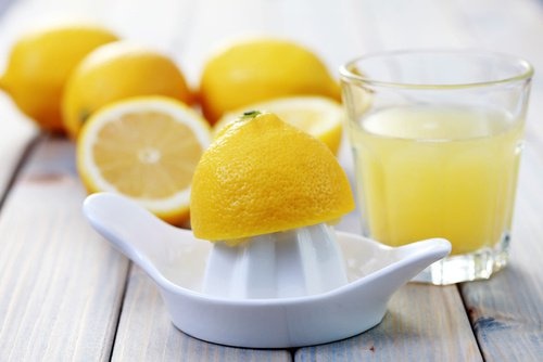 Zitronen-auspressen