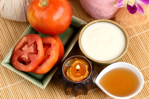 Peeling mit Tomaten gegen Erdbeerbeine