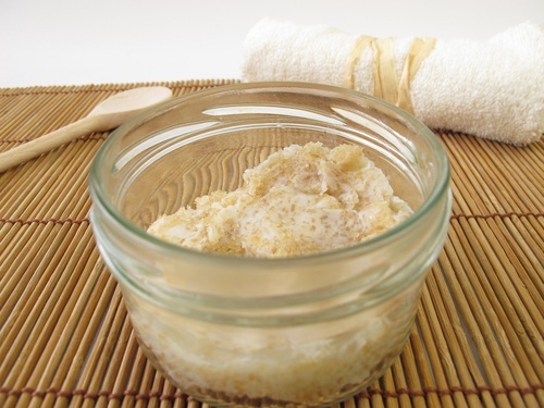 Feuchtigkeitsspendendes Peeling gegen Erdbeerbeine